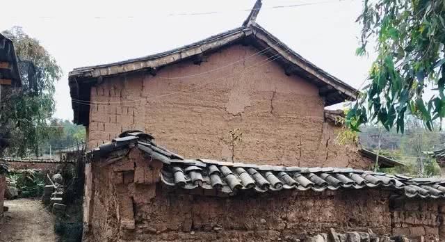 农村户口没有宅基地，想用农田盖房，但村干部不签名，该怎么办？