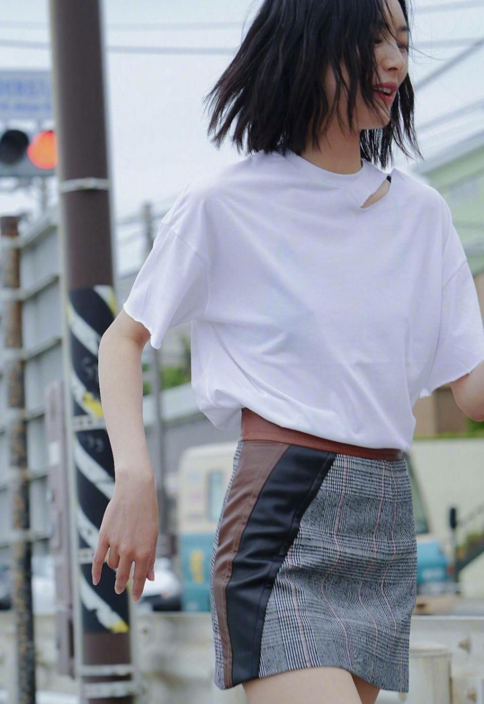 刘雯才是真的衣架子，别人穿起来显肚子的裙子，她穿上有蚂蚁腰!