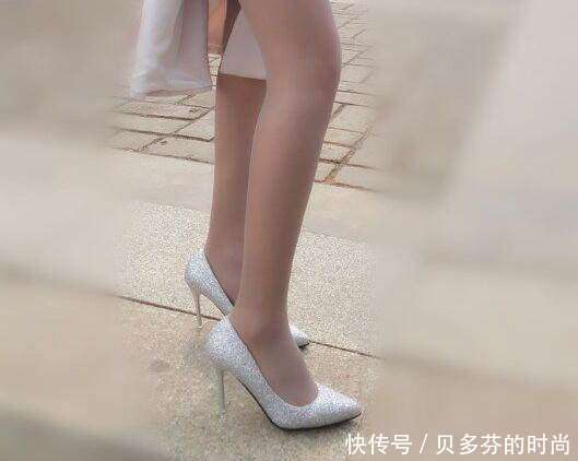 闪闪惹人爱的银色高跟鞋，搭配丝袜成熟优雅！