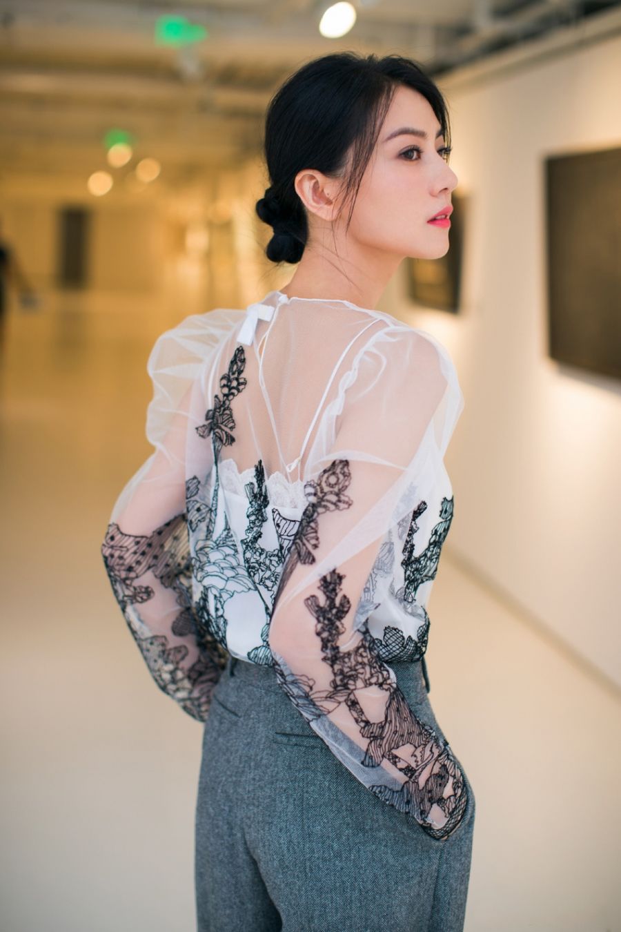 高圆圆:镂空上衣配大脚裤，高贵优雅