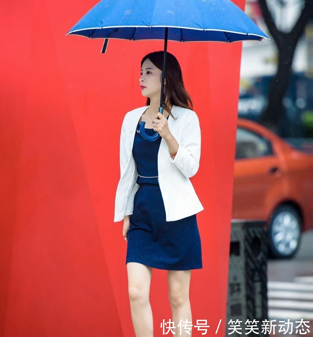  『蓝色』雨中漫步的美女秘书一身蓝色短裙, 女性魅力十足