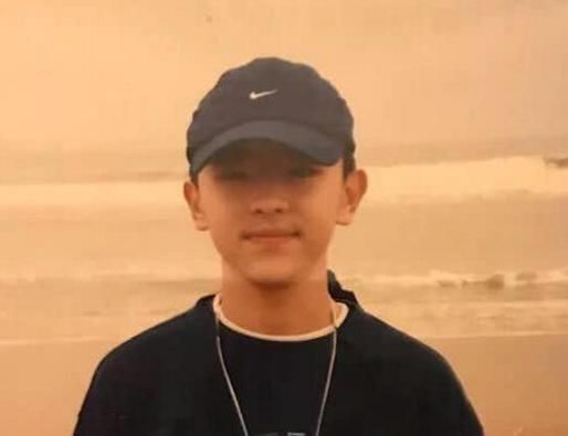 邓伦曝光童年照,打破整容谣言,网友:人家从小帅到大!