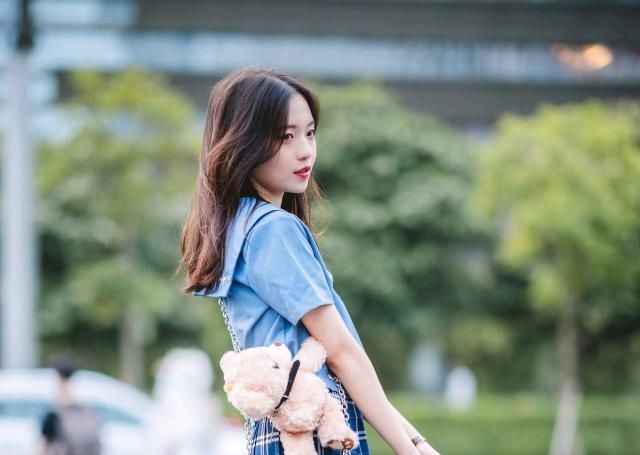 人像拍照:这12个不看镜头的他拍姿势,拍照好看的人都在用