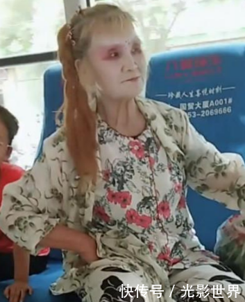 老奶奶化妆后出门，上了公交车后，让人尴尬的事情发生了