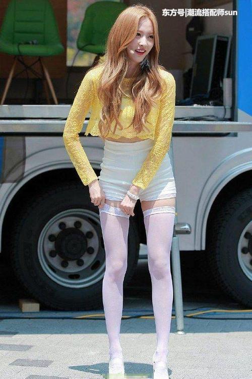 街拍：图1卡戴珊穿宽松裤子，胯宽明显！图2美女腿上的纹身亮了