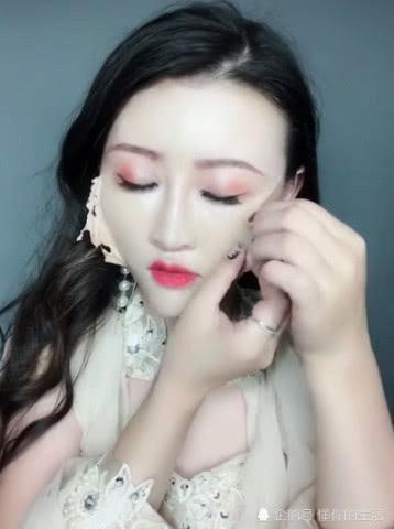 25岁小姐姐化妆去相亲，回家后撕掉假脸卸下美瞳假睫毛，变身45岁