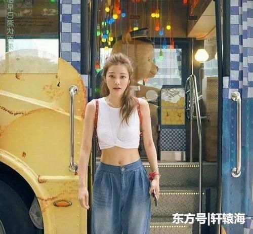 许路儿穿吊带上衣配牛仔裙，露性感小蛮腰，身材赶上超模让人羡慕