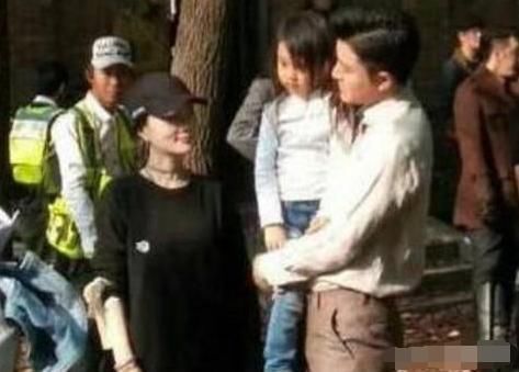 李小璐带甜馨探班贾乃亮,一家三口再度同框!离婚谣言再次中枪!