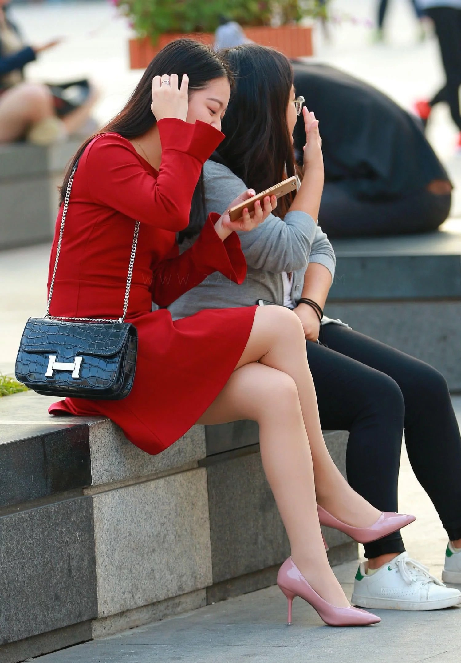 气质小姐姐亮红连衣裙浑圆曲线好身材，肉色丝袜配高跟引来众人炙