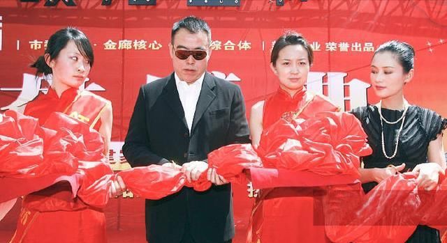  『陈红才』陈红才是最美人家富贵花，珍珠链配条纹黑裙，天然的头额骨美翻了