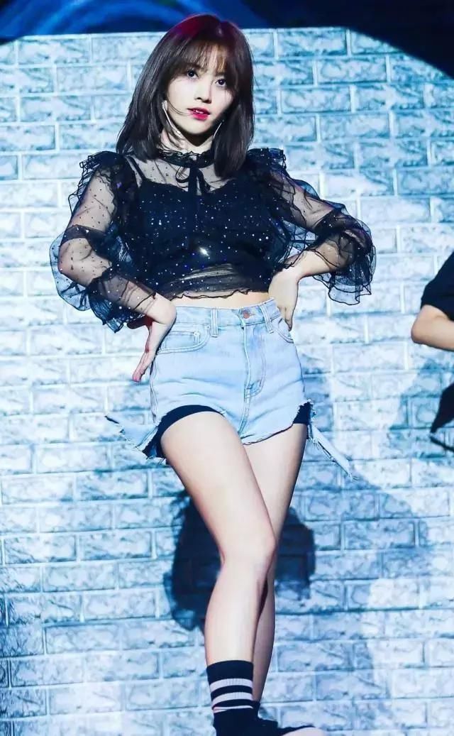 鞠婧祎动感热舞,牛仔短裤短到只能遮住重点,网友:要不要这么撩人?