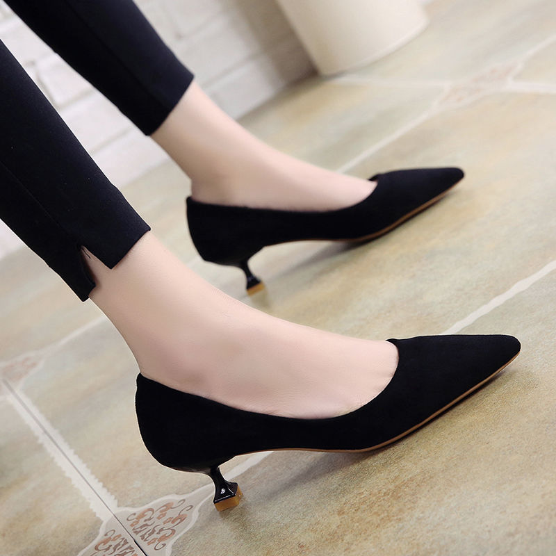 夏日少不了尖头高跟鞋，穿上显脚长又白皙