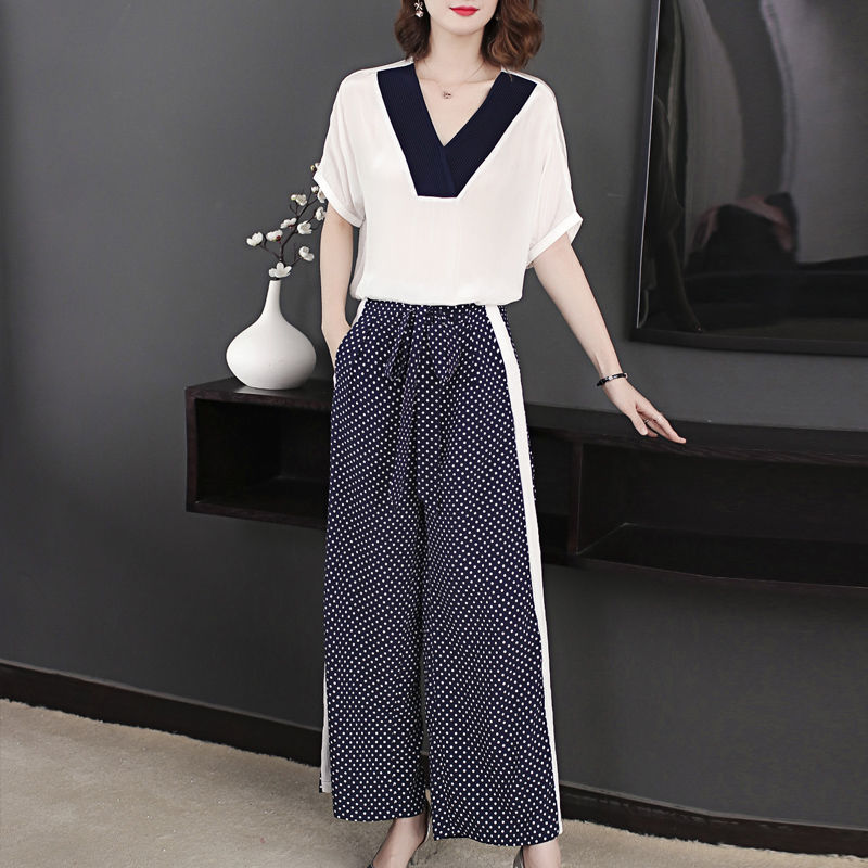 45岁老板娘从来不穿裙子,身上的套装够洋气,藏不住的女神魅力