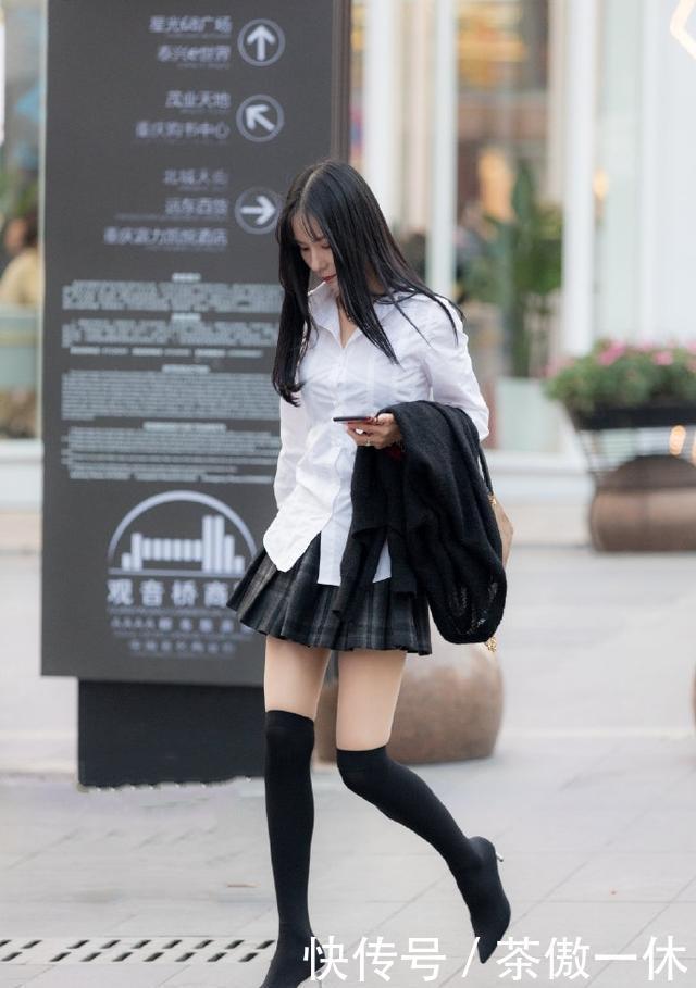  美女■紧身牛仔裤，会更好地展示身材，搭配出自己的时尚感觉