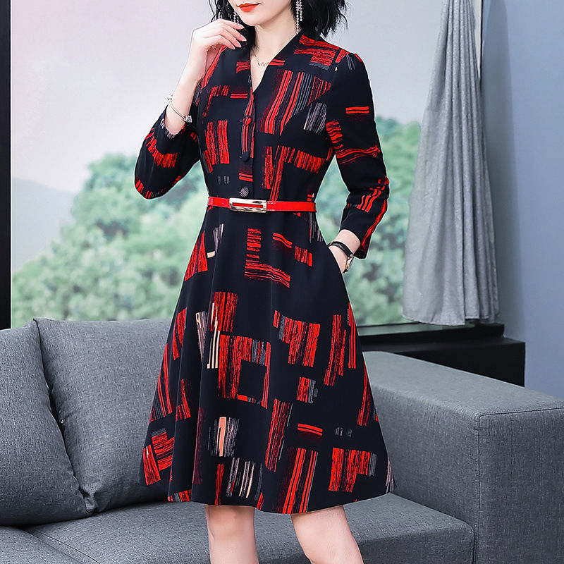 不骗你，刚上新的秋裙比旗袍还美，60后女人穿，百搭好看还减龄