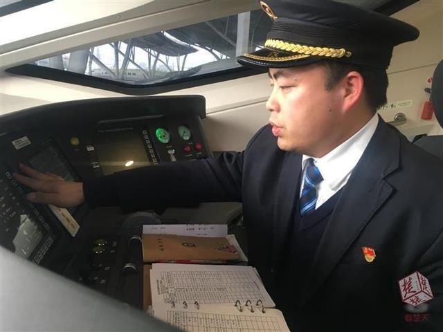 “全国道德模范”刘洋首次开上高铁列车