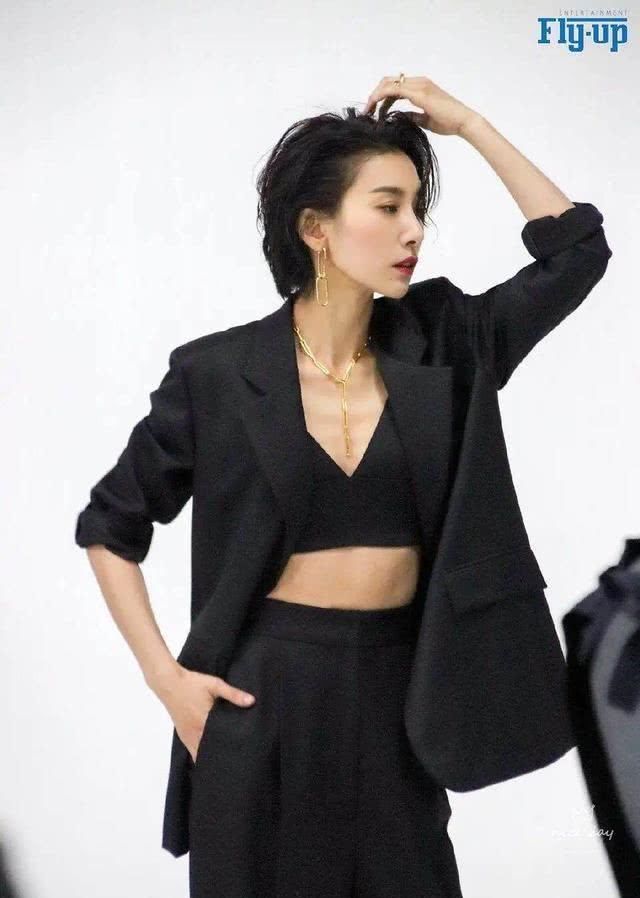 「时尚」西服+短袖,既具备实穿使用价值,可以给你美丽的时尚潮流酷帅又年青休闲娱乐