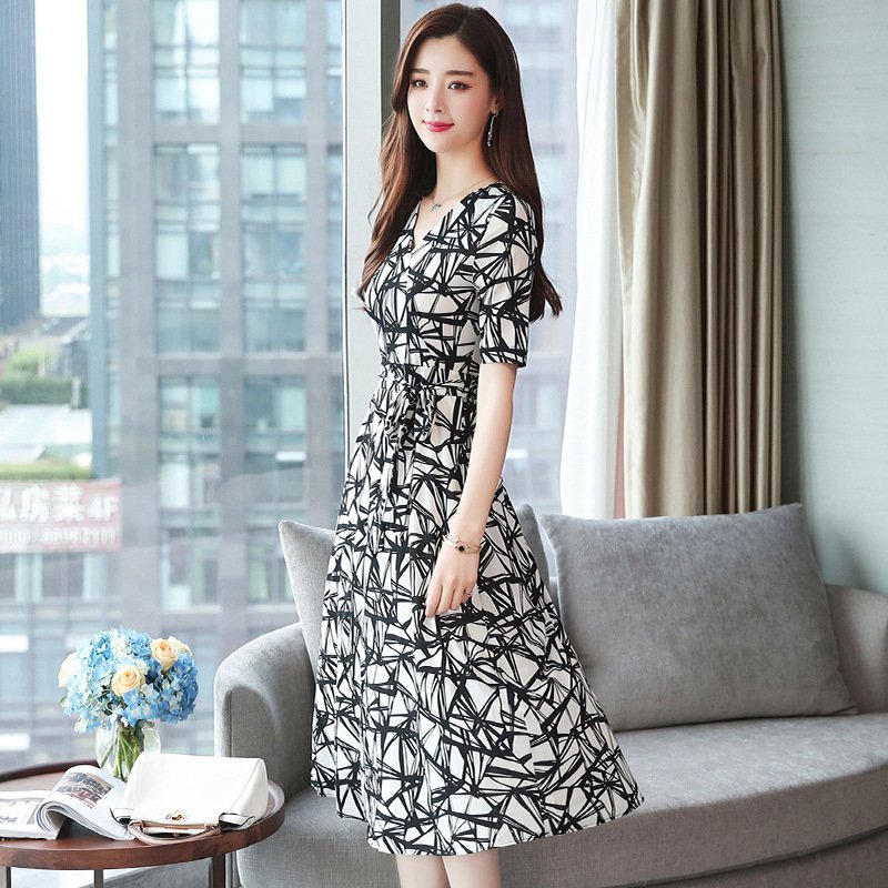 洋气的时尚女人，总少不了这三样:高跟+A字裙+丝袜，尽显女人味