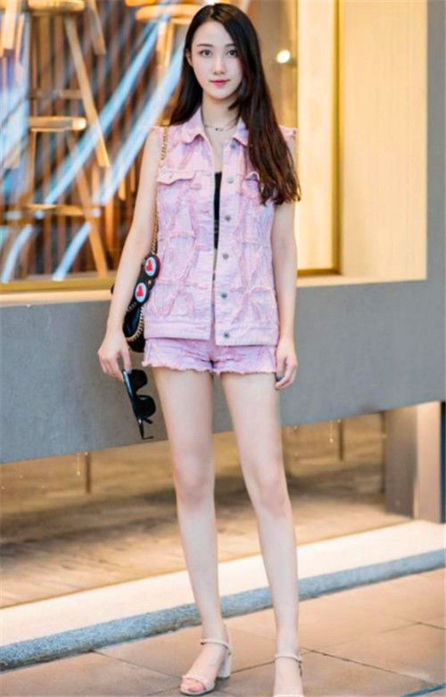 气质|街拍:身材高挑的美女,一条时尚靓丽短裙,尽显优雅的女神气质