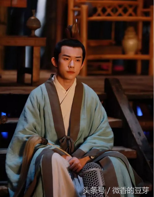 易烊千玺一飞冲天，侧面“鸡冠头”帅炸，汪涵看了都笑到合不拢嘴