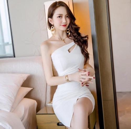 街拍：性感包臀连衣裙，衬托迷人的腿部线条怎么穿都那么迷人!