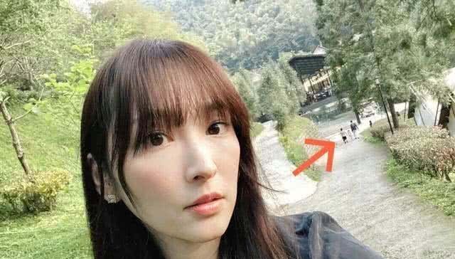  [暗藏]生了4胎的吴佩慈颜值大变，一家6口出门露营，合照方式暗藏心机