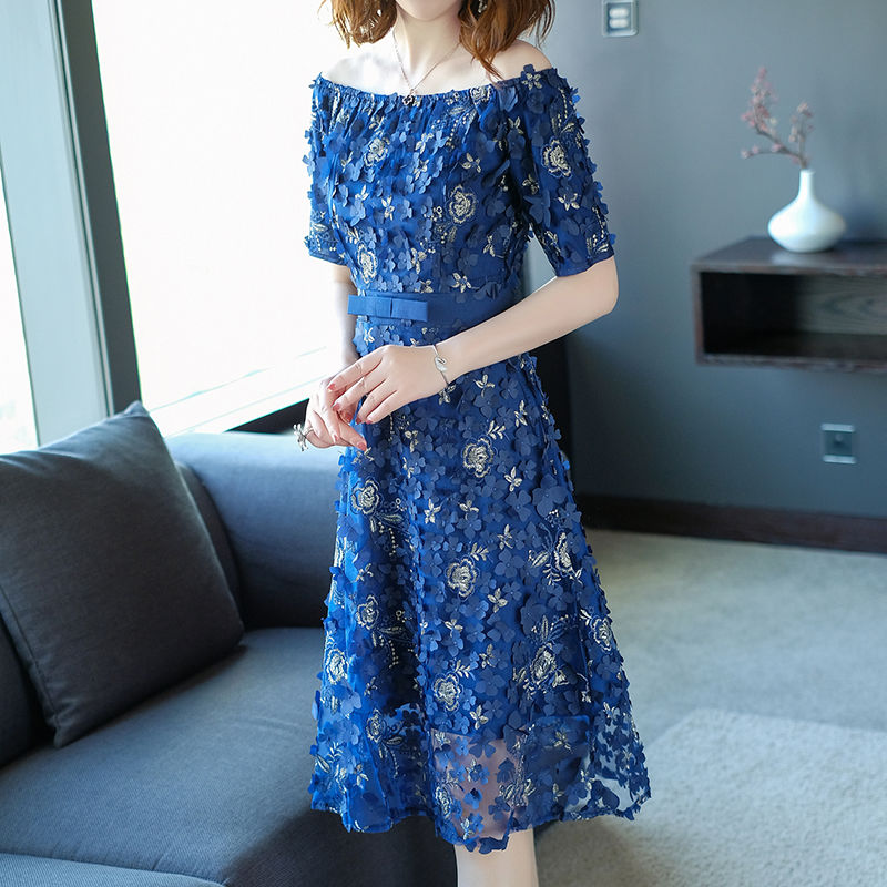 令男人怦然心动的“美肩裙”，清新迷人又白嫩，女人见了都羡慕