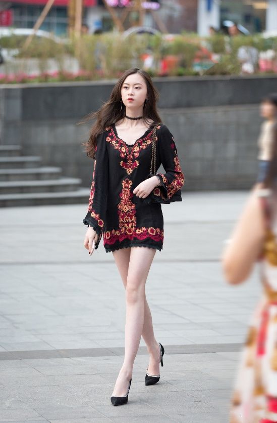 修身长裙、黑色丝袜、高跟鞋的女神级别搭配,知性和性感不冲突!