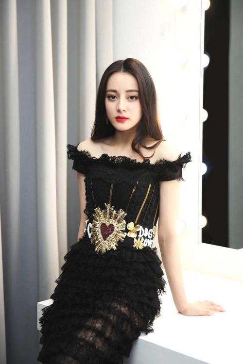 迪丽热巴腿长就是任性,穿件抹胸裙,还故意在大腿位置透出一大截