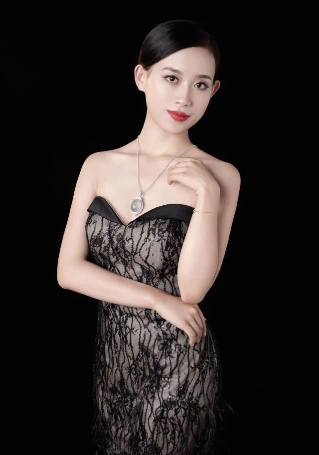  #佩戴#想要戴出女神范，教你一招——翡翠耳环！