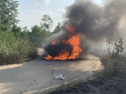 随州|驾校小车自燃 随州消防紧急扑救