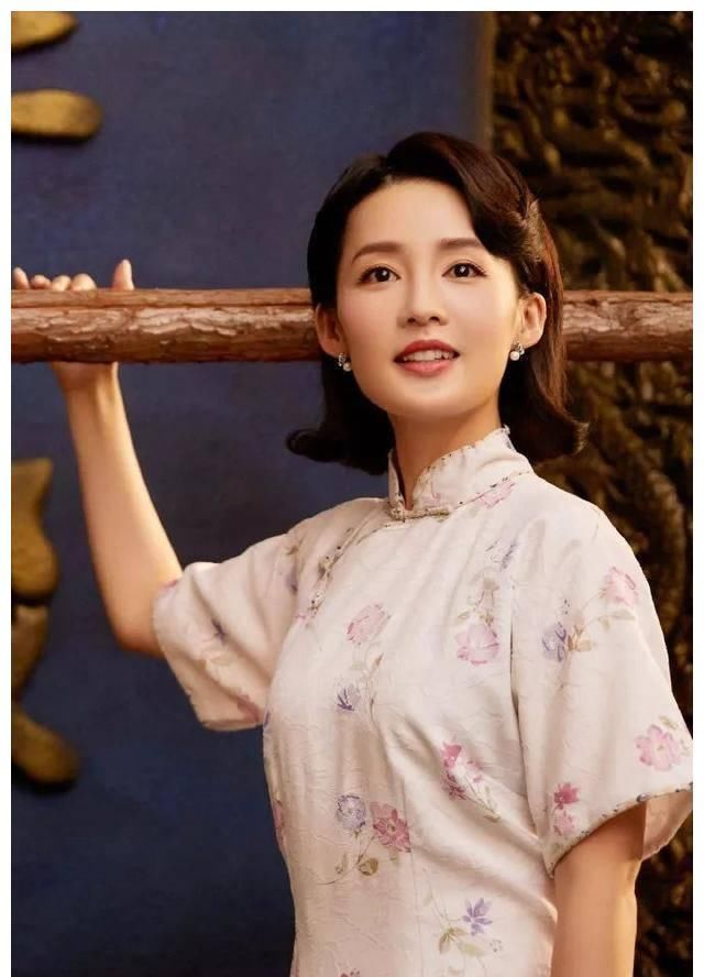  #美女#穿旗袍闪耀全场，球迷称为中式八球“最美女裁判”，气质不输女星