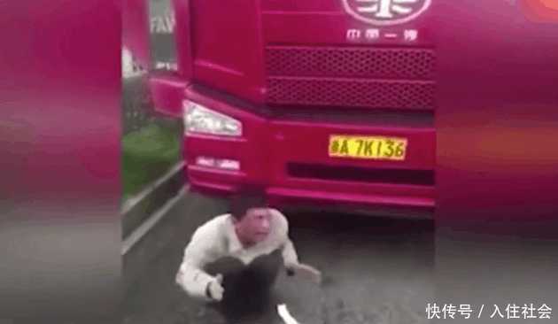 大货车司机看到交警, 坐地痛哭并扇自己耳光, 网