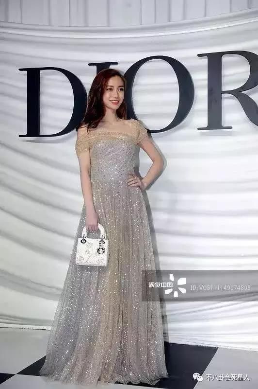 陈法拉和baby撞衫，看脸baby赢了，看脚暴露了baby的缺点