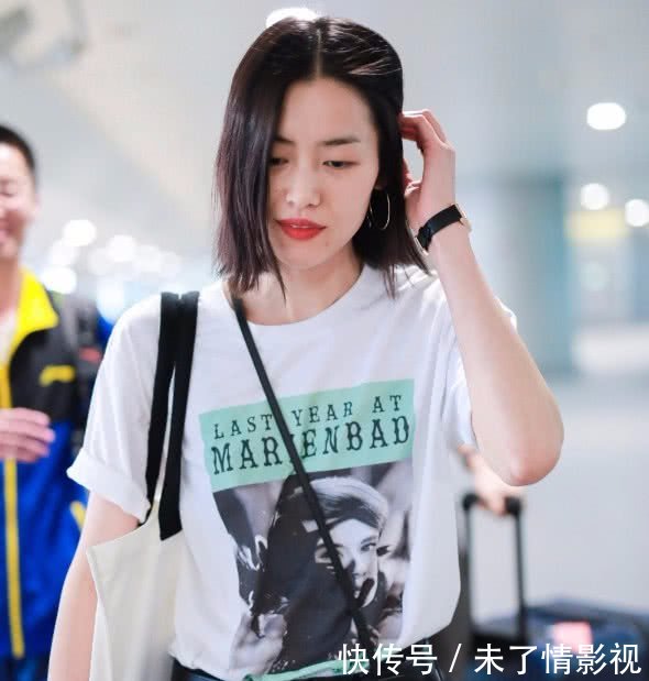 刘雯真不愧是超模，背一个“机器人包包”走机场，简直时髦炸了！