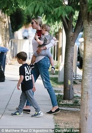 伊万卡特朗普实力秀身材 陪儿子换开叉长裙穿牛仔裤长腿抢镜