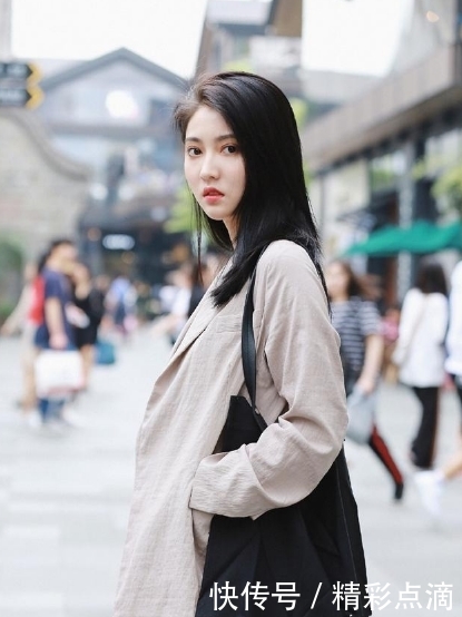 「世界」街拍:在长裙的世界美女们穿出了自己的特色