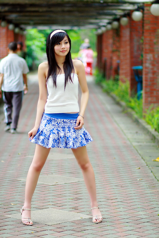 一个在城市公园里的美丽清纯淑女姑娘