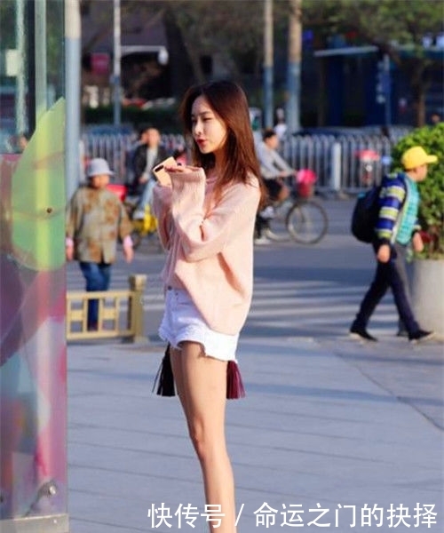  [小美女]街拍：身材高挑的小美女，穿粉色露肩短裙，很美哦