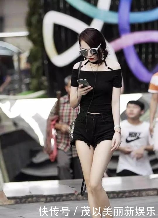 明媚|街拍:美女穿蓝色条纹紧身裙,秀出纤细长腿,明媚的笑容充满魅力