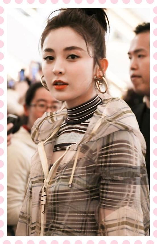 本以为古力娜扎扎丸子头够嫩了，但看到谭松韵这效果，我沉默了！