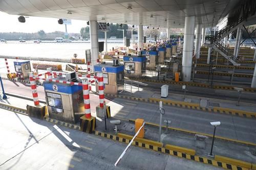  [人工车道]全国高速公路切换新系统首日：ETC收费车道通畅，人工