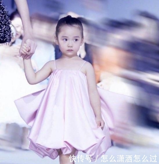  『楚楚动人』太漂亮了！董璇高云翔3岁女儿走秀，模样楚楚动人，撞脸戚薇女儿