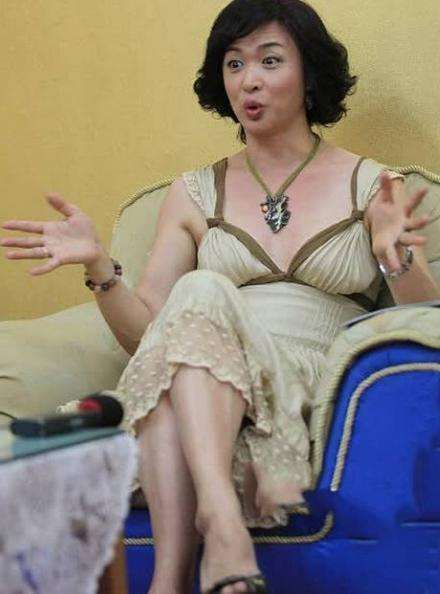 金星胆子太大了，就连吊带裙都敢穿，竟然毫无违和感