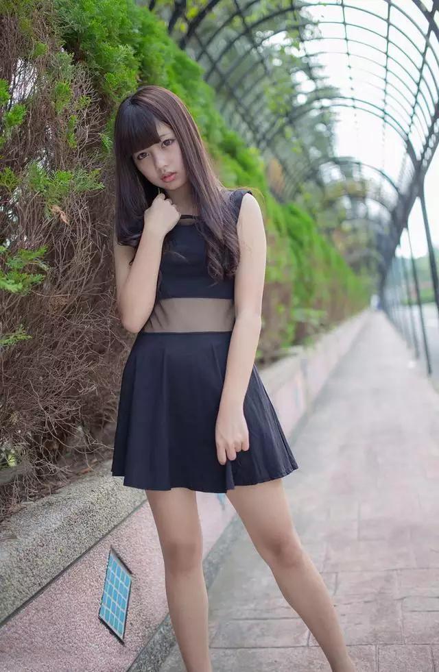 十七八的小姐姐，略显青涩，穿上肉色丝袜扮成熟?