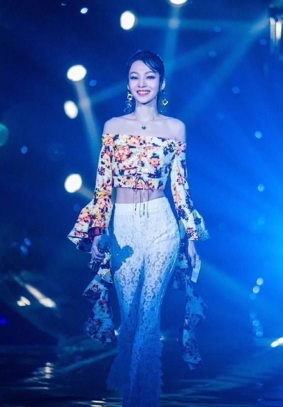 迪丽热巴和张韶涵撞衫，相差11岁却输在袖口，网友：差距一目了然