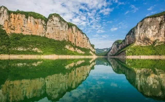 中国第一条旅游高铁正式通车!400余个4A级以上景区,一路美食美