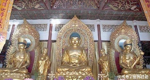 游客用相机对寺庙佛像拍照后，看到相片里的影子，立刻就跪在佛像