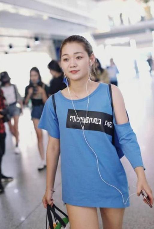 段奥娟真疯狂! 下体失踪只穿短袖? 网友: 16岁就这样穿真的好吗
