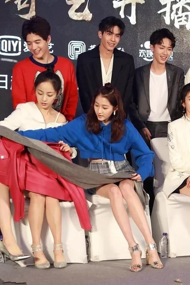 关晓彤为了美够拼的，裙子太短坐着好尴尬，网友：胯太宽了！